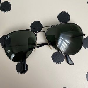 GENTLE USED LIKE NEW ALL BLACK RAYBAN AVIATORS